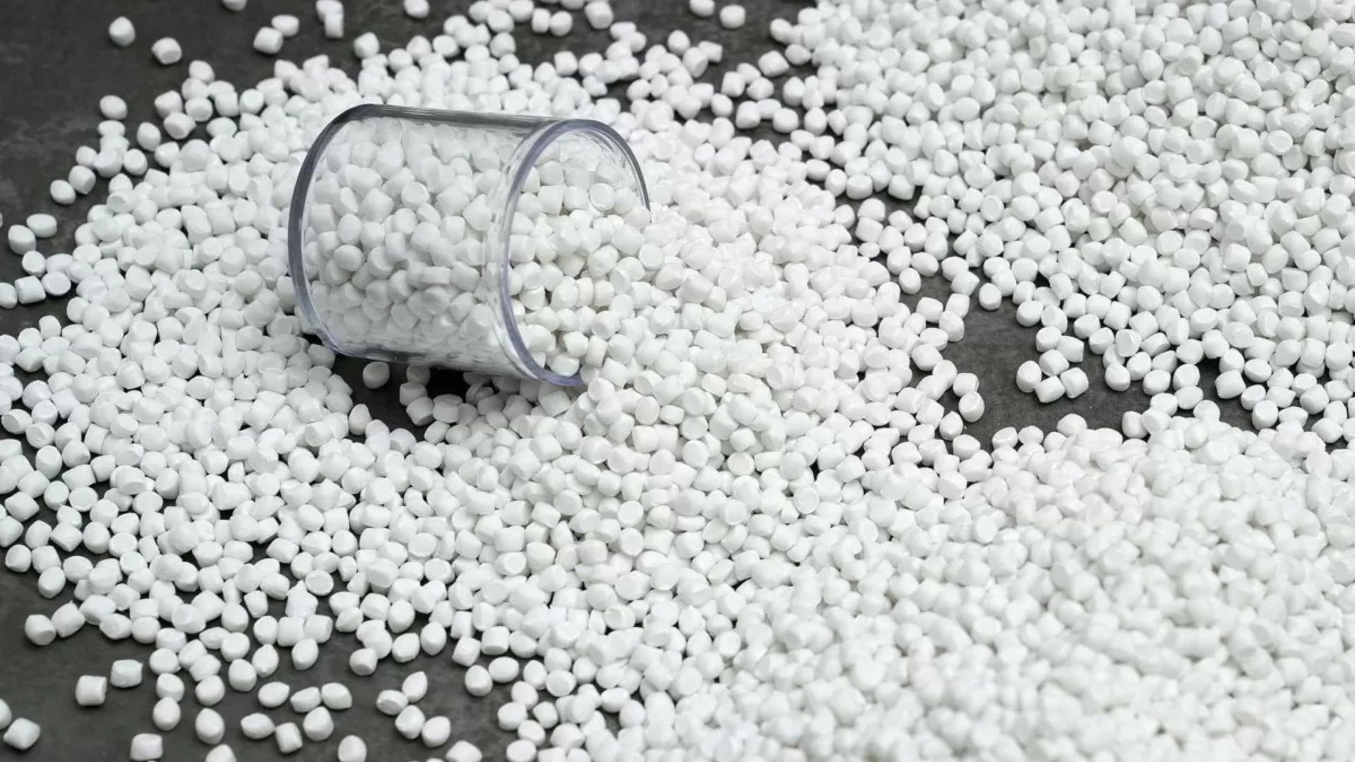 Industrial masterbatch pellets for stable color and processing performance